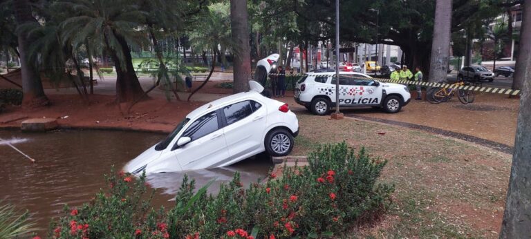 Carro para dentro de Chafariz no centro de Campinas