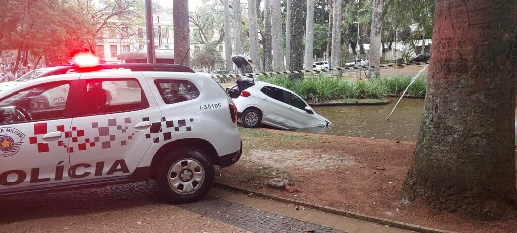 Durante a fuga, suspeito foi parar no meio da praça Carlos Gomes