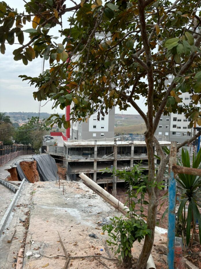 Muro de prédio desaba pela segunda vez na zona sudeste de São José Muro de prédio desaba pela segunda vez na zona sudeste de São José
