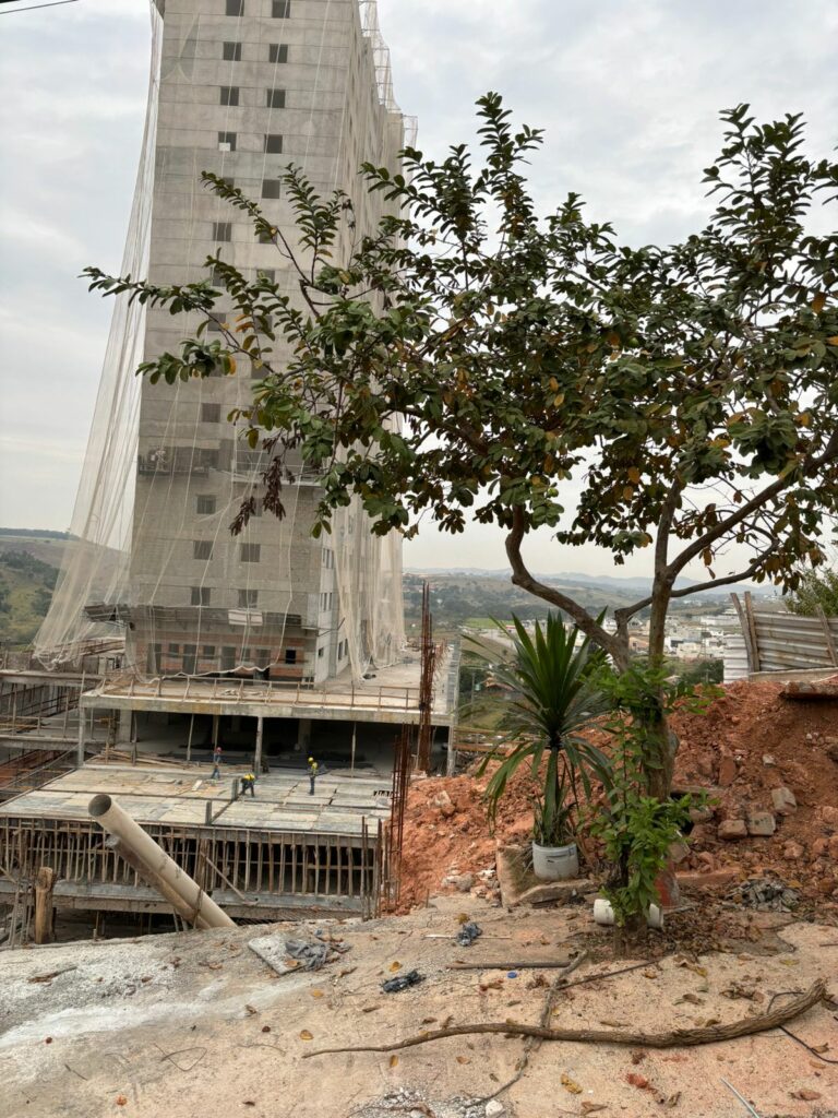 Muro de prédio desaba pela segunda vez na zona sudeste de São José