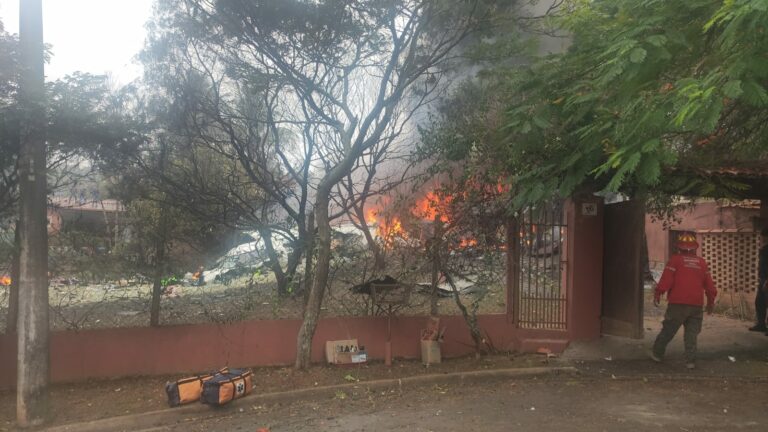 Veja imagens da queda do avião em Vinhedo, no interior de SP