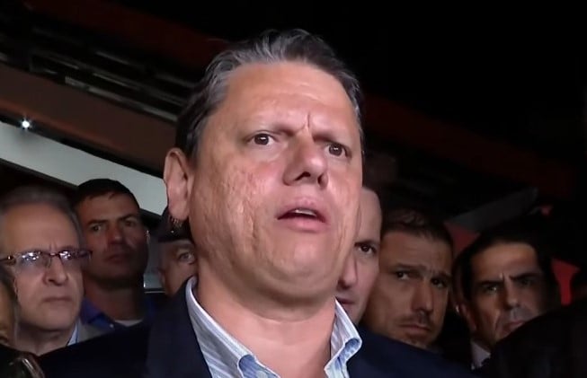 O governador Tarcísio de Freitas visita local da queda de avião em Vinhedo