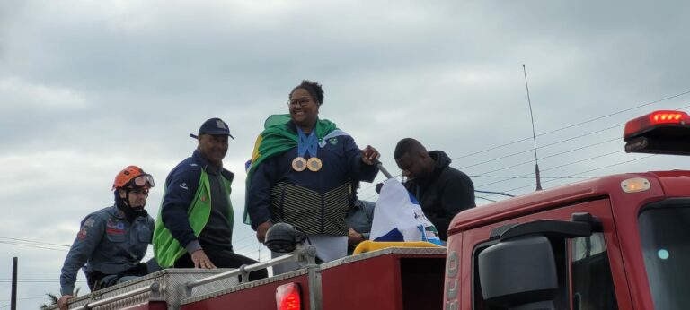 Medalhista olímpica Bia Souza chega a Peruíbe com diversas homenagens
