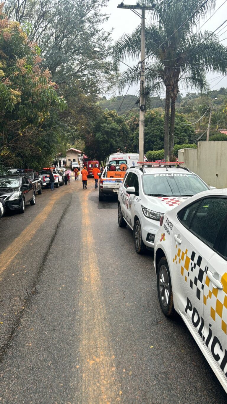 Com a remoção dos corpos concluída após 30 horas, o trabalho neste domingo é para a retirada dos destroços