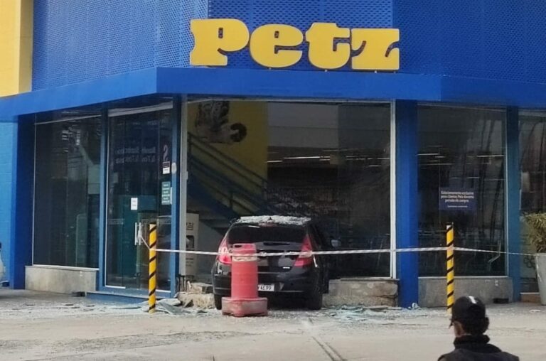Carro invade pet shop e funcionárias são atendidas com crise nervosa