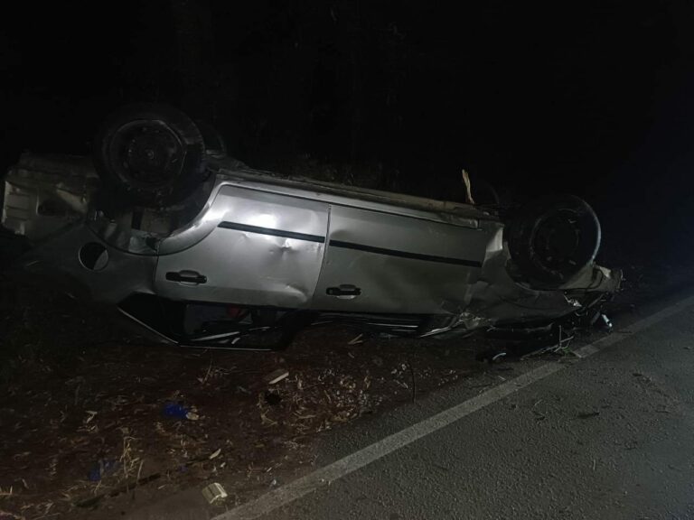 Duas pessoas ficam feridas após carro capotar em Campos do Jordão