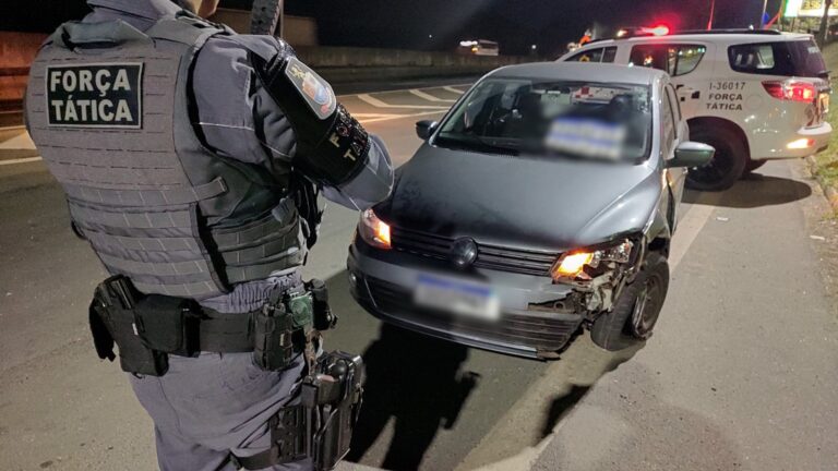 Motorista foge em alta velocidade com carro furtado e causa acidente na rodovia