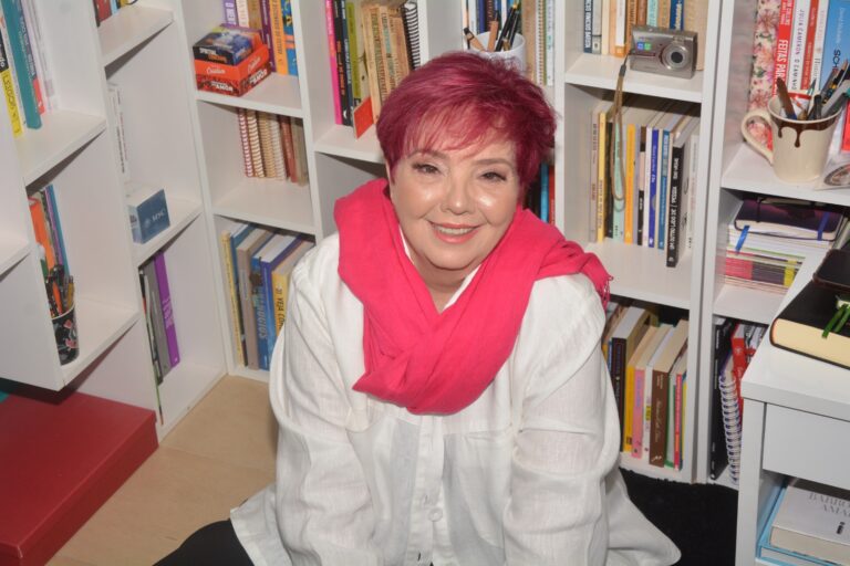 Escritora vicentina Helena Fraga representará a Baixada na Convenção Internacional Cultural da Rede Sem Fronteiras