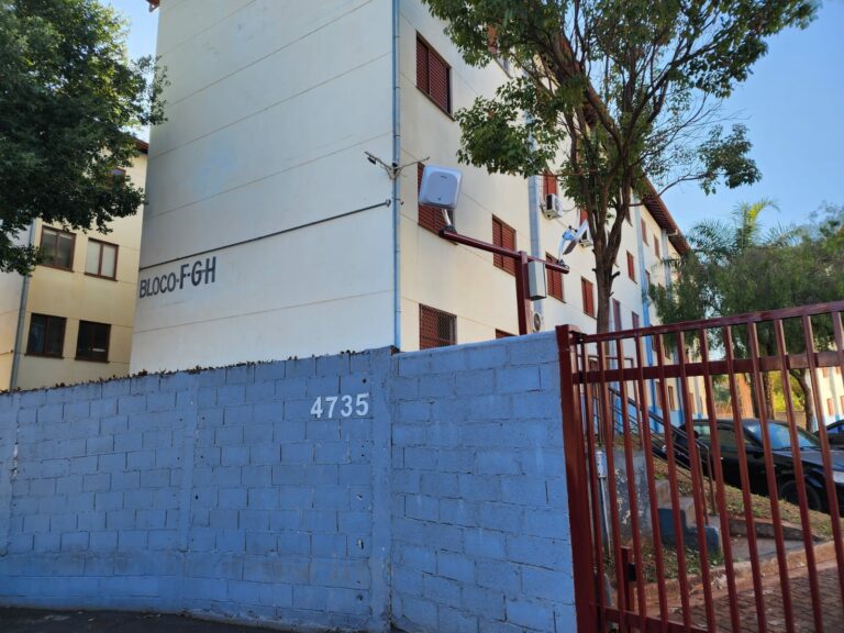Jovem de 21 anos é investigado após agredir ex-namorada e novo companheiro com golpes de faca e pauladas