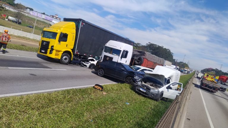 Engavetamento entre cinco carros e dois caminhões deixa feridos na Dutra