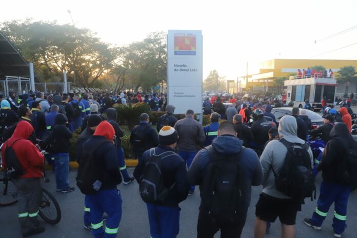 Trabalhadores da Novelis de Pinda fazem protesto por morte de funcionário na fábrica