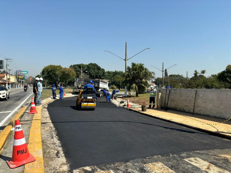 Rompimento de adutora afeta trânsito e abastecimento de água em Jacareí