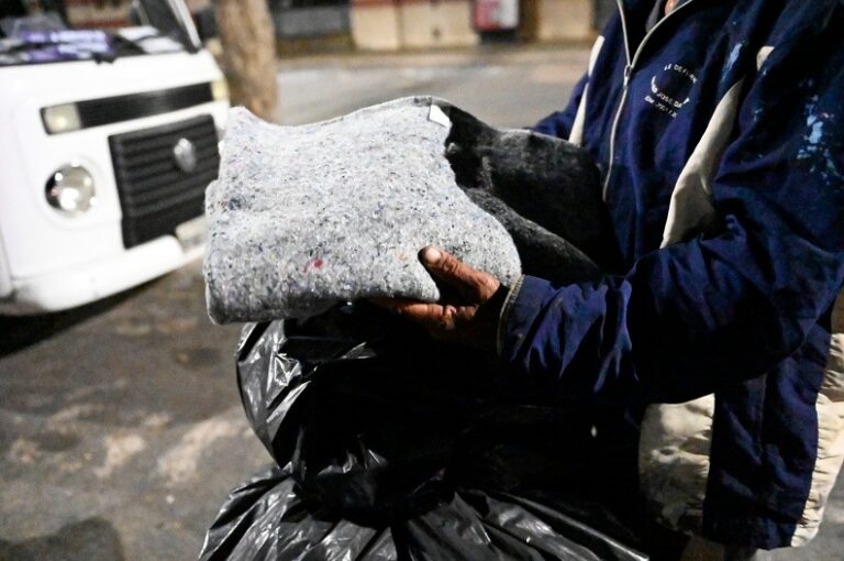 Operação inverno: equipe do SOS Rua entrega mais de 11 mil cobertores