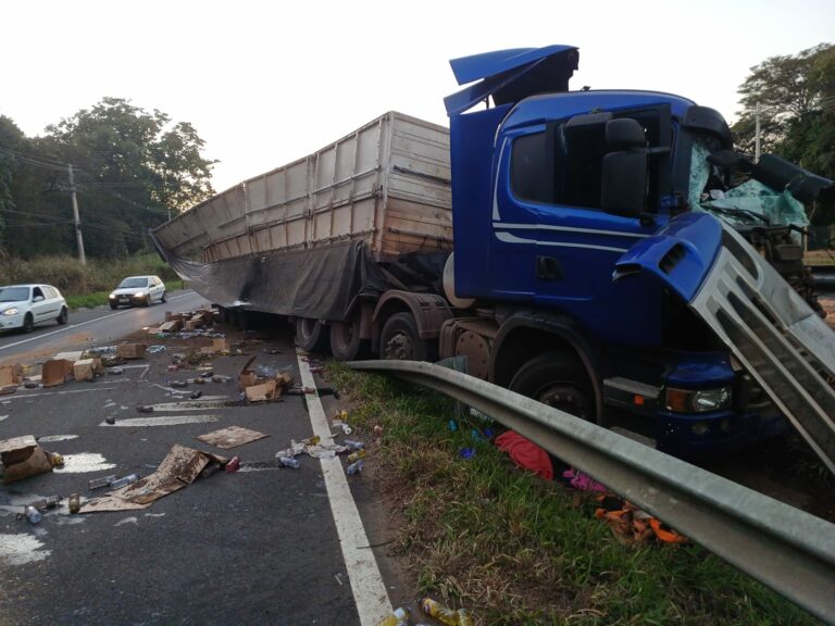 O acidente foi na curva 90 da Rodovia João Beira, que liga as cidades de Jaguariúna a Pedreira.