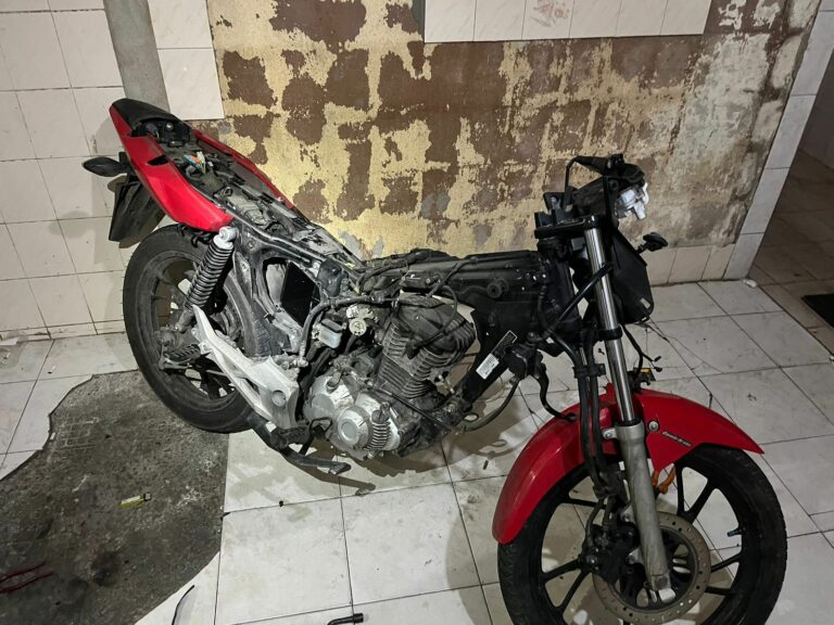 Moto furtada é encontrada em casa abandonada e suspeitos são presos em São Vicente