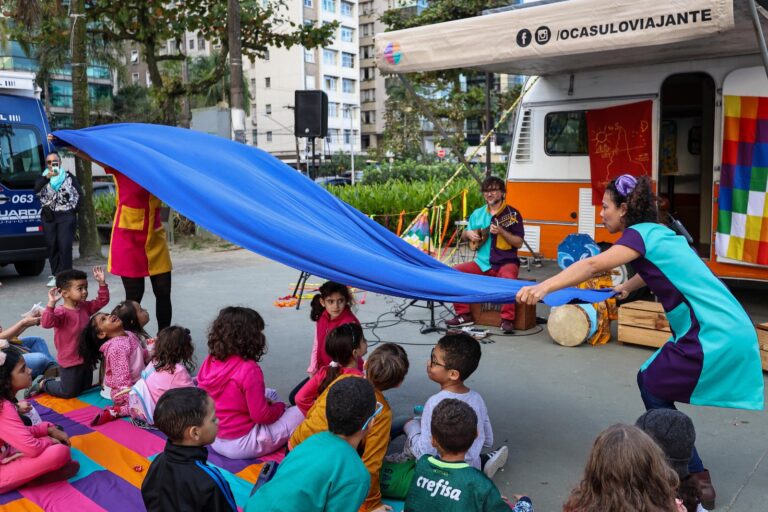 Kombi Literária Casulo Viajante faz espetáculo gratuito em Peruíbe