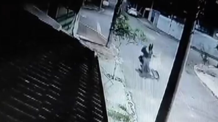 Motoboy tem fratura grave no rosto após enroscar em fio solto na rua