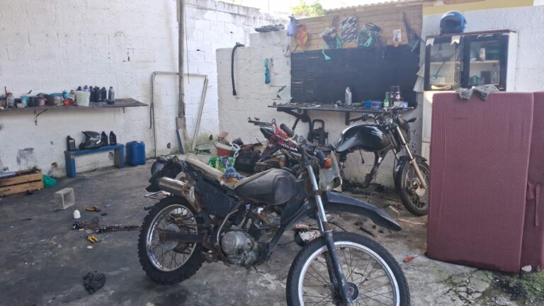 Motos adulteradas são encontradas durante operação em lava rápido de Itanhaém
