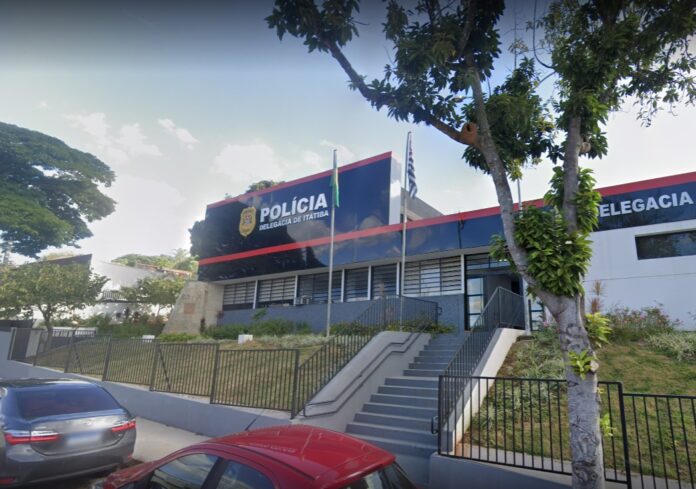 delegacia de itatiba homem preso xixi calça