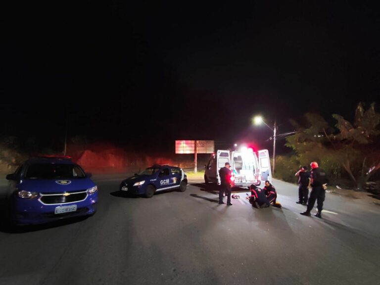 Mulher salta de moto em movimento para escapar de marido agressor