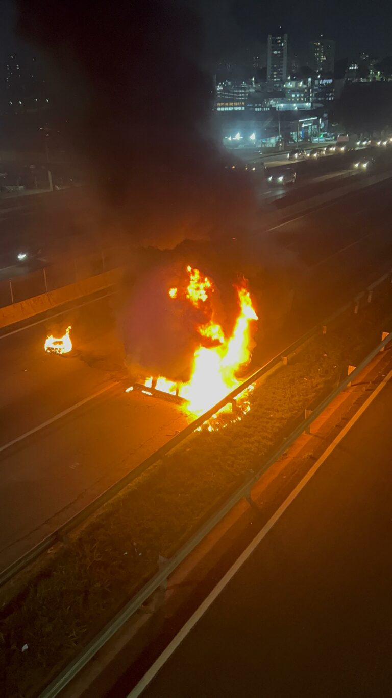 Carreta pega fogo na via Dutra em São José