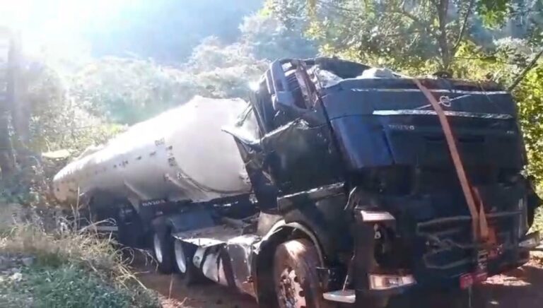 Caminhão-tanque é removido da SP 050 e via é liberada