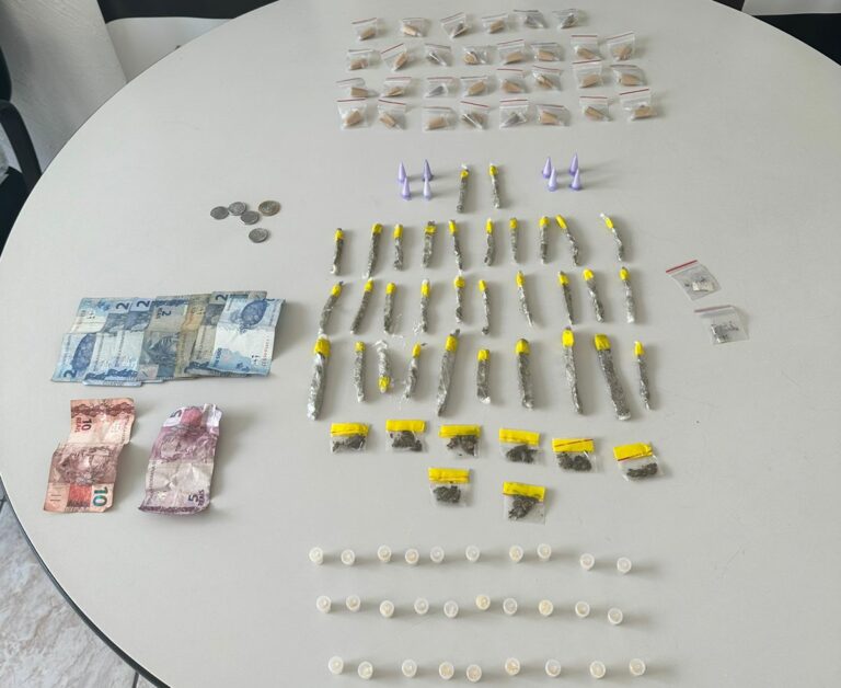 Homem é preso com mais de 100 porções de drogas em comunidade do litoral de São Paulo