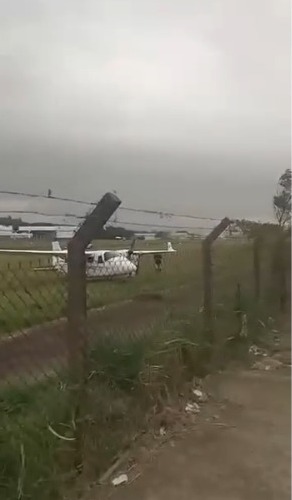 Avião de pequeno porte é arrastado pelo vento