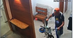 Homem furta bicicleta dentro de igreja