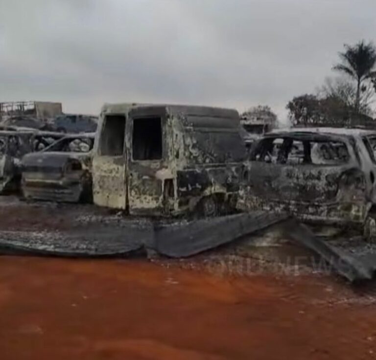 Veículos apreendidos são danificados após incêndio atingir pátio da Polícia Civil