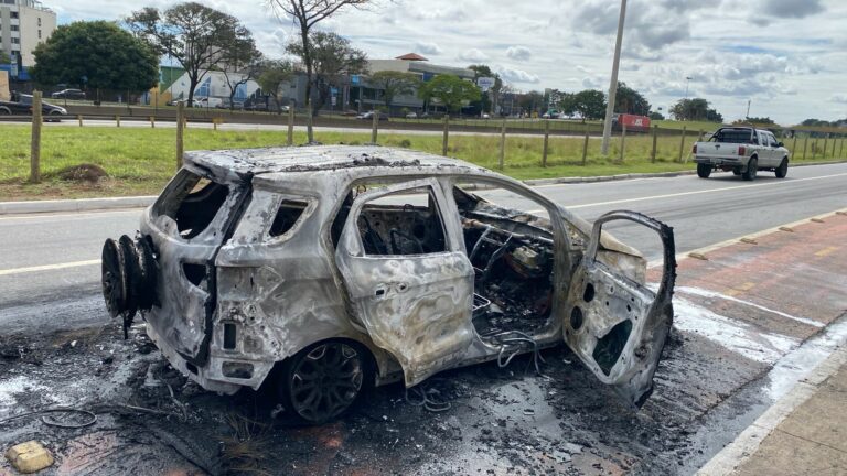 Carro fica destruído após pegar fogo na via Dutra