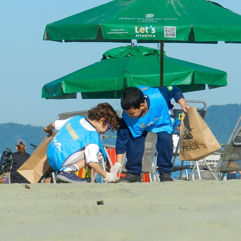 3º Mega Mutirão de Coleta de Bitucas na praia de Santos acontece no próximo sábado; Saiba mais