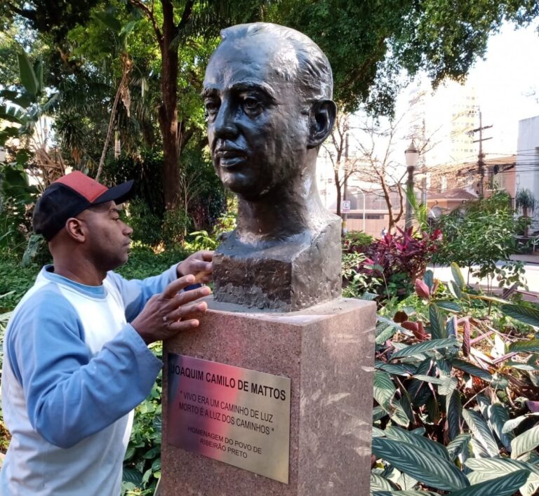 Busto de Camilo de Mattos é recolocado na praça XV de Novembro