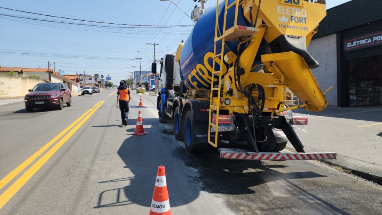 Caminhão betoneira derrama concreto e interdita rua de Limeira