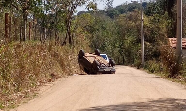 Dupla é presa após roubar três veículos, uma clínica e sofrer acidente durante perseguição