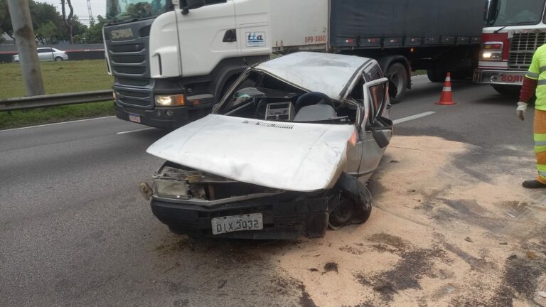 Carro capota na Dutra e deixa quatro feridos em São José dos Campos