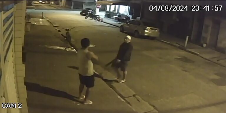 Vídeo mostra momento em que homem é morto a pauladas na frente da própria casa em Santos