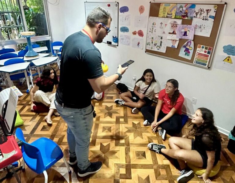 Club Day terá atividades lúdicas e gratuitas em inglês, para crianças e adolescentes, neste sábado
