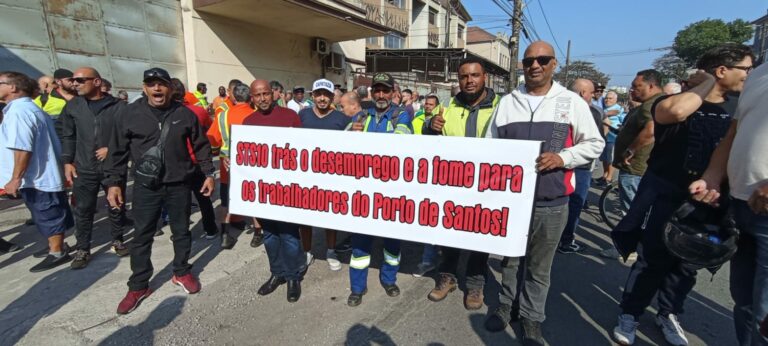 STS10: ato sindicalista na porta da APS é contra as licitações que poderão causar desemprego no setor portuário