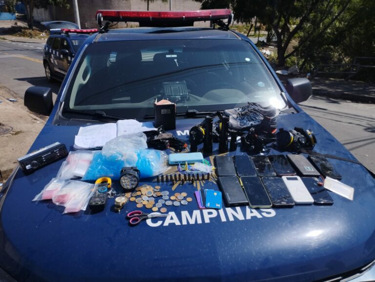 Dentre os materiais apreendidos na operação mais recente, destacam-se 12 munições de calibre .40 e .380, sete aparelhos celulares, um caderno de anotações com detalhes das atividades do tráfico, além de nove sacos de embalagens transparentes para drogas, seis cartões bancários e três eppendorfs contendo crack.