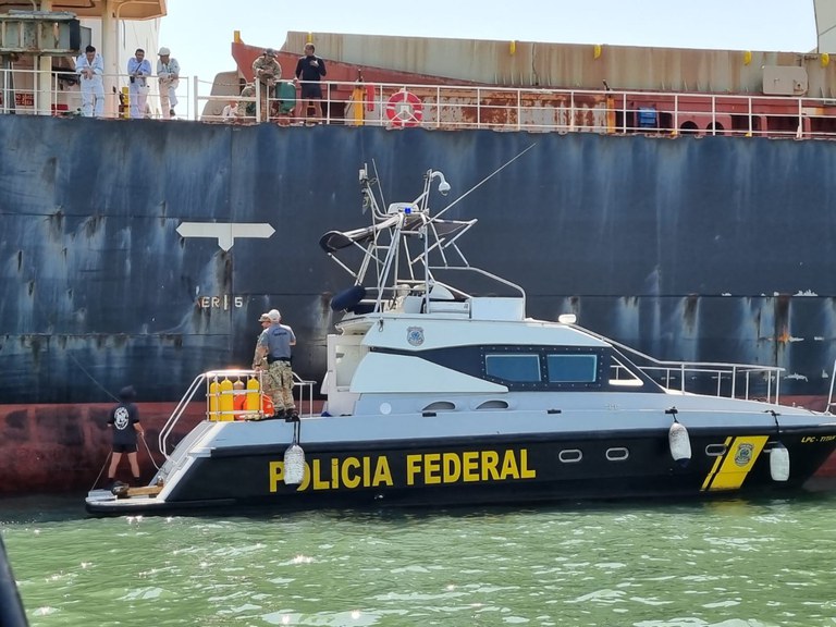 PF apreende mais de 120kgs de cocaína em casco de navio no Porto de Santos