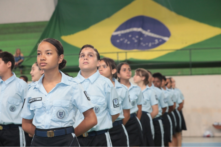 Governo Tarcísio suspende consulta sobre escolas cívico-militares após decisão judicial