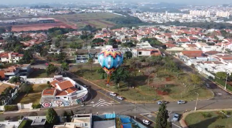 O responsável pela soltura do balão não foi identificado até o momento.