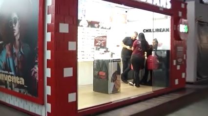 Ressignificação do plástico: lojas containers montadas com blocos modulares; VEJA