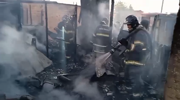 Incêndio atinge comunidade e destroi casas no Campo Belo