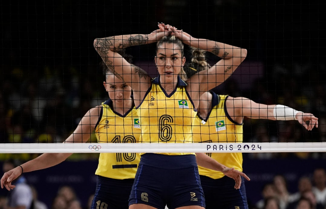 Seleção feminina volta a ser castigada pelos EUA e vai brigar pelo bronze no vôlei