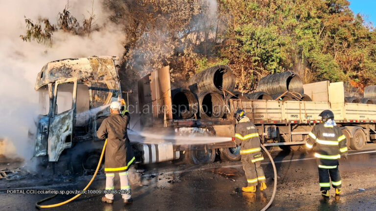 Caminhão transportando bobinas de aço pega fogo e deixa congestionamento na Dom Pedro