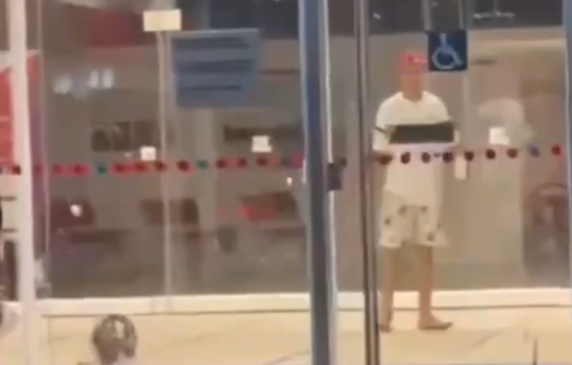 Homem se irrita e dá ‘capacetadas’ em caixas eletrônicos de agência bancária de São Vicente; VÍDEO