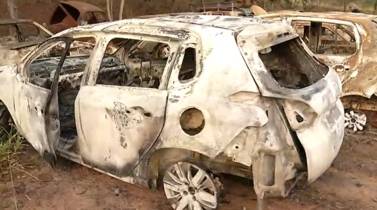O veículo, foi totalmente consumido pelas chamas, assim como os corpos encontrados em seu interior