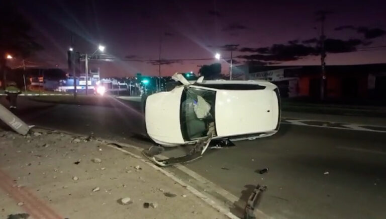 Carro capota em avenida de Campinas e destrói poste de energia